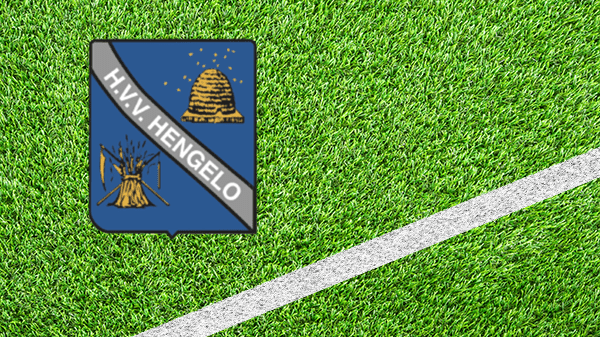 Logo voetbalclub Hengelo - HVV Hengelo - Hengelose Voetbalvereniging Hengelo - in kleur op grasveld met witte lijn - 600 * 337 pixels